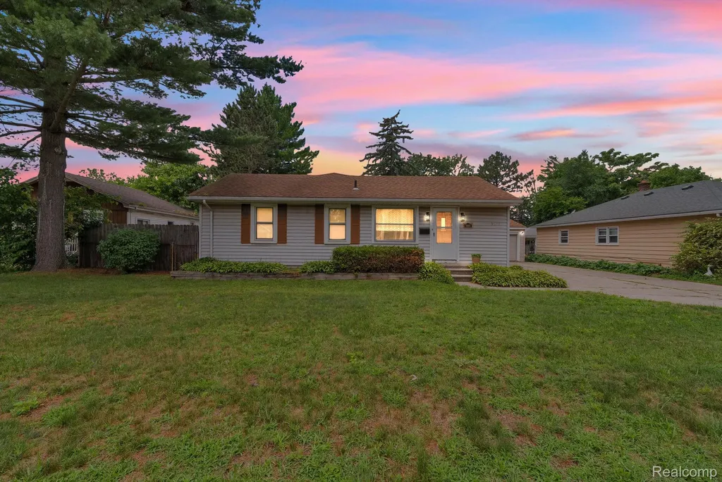 5693 Colonial Street Dearborn Heights City MI 48127