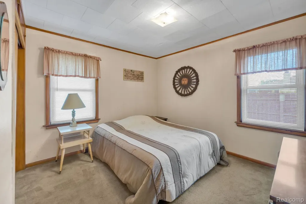 5693 Colonial Street Dearborn Heights City MI 48127