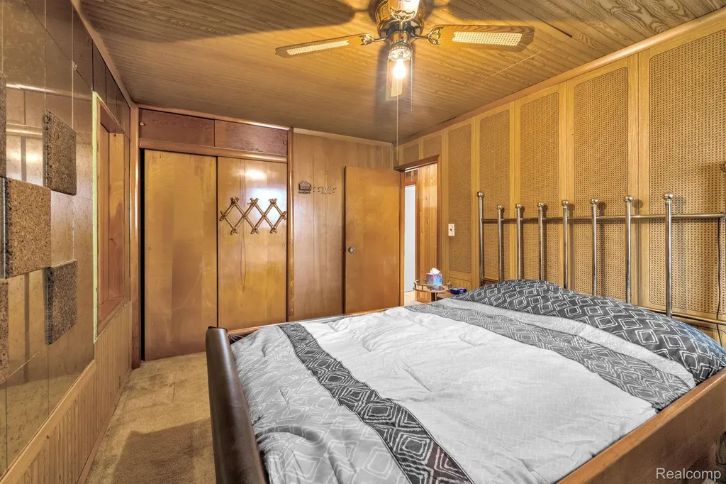 5693 Colonial Street Dearborn Heights City MI 48127