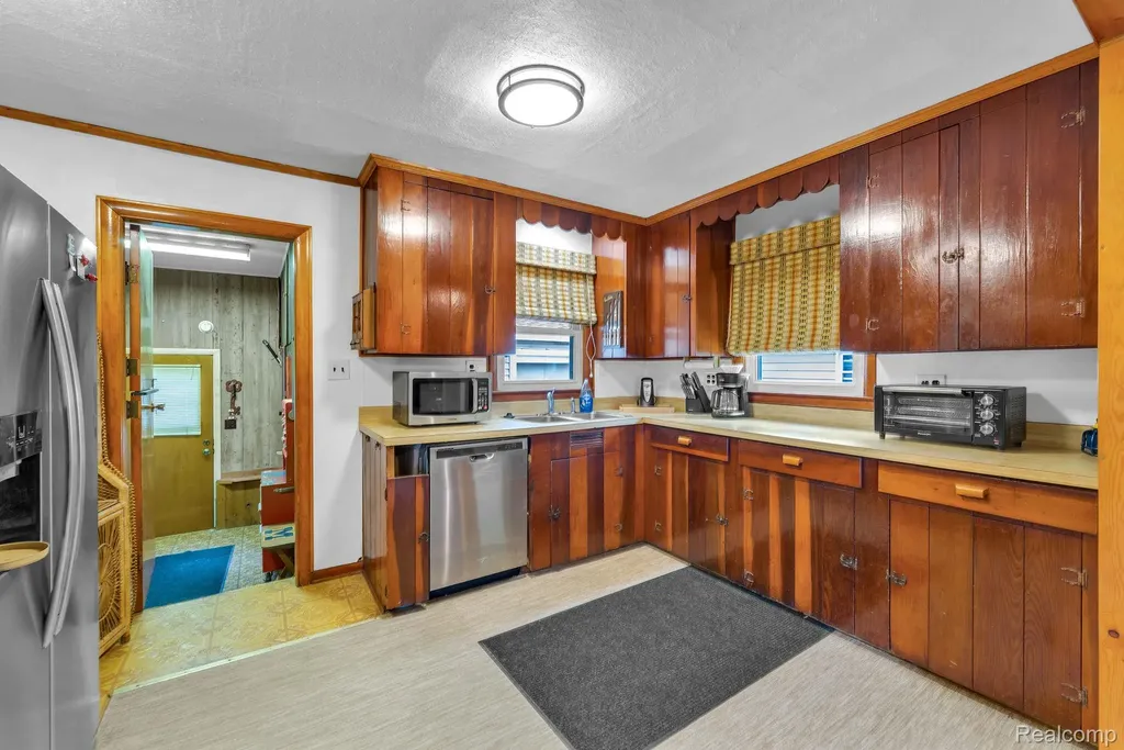 5693 Colonial Street Dearborn Heights City MI 48127