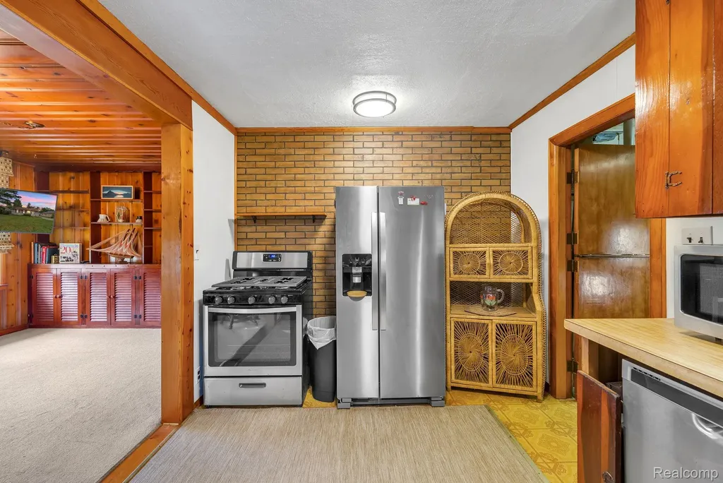 5693 Colonial Street Dearborn Heights City MI 48127