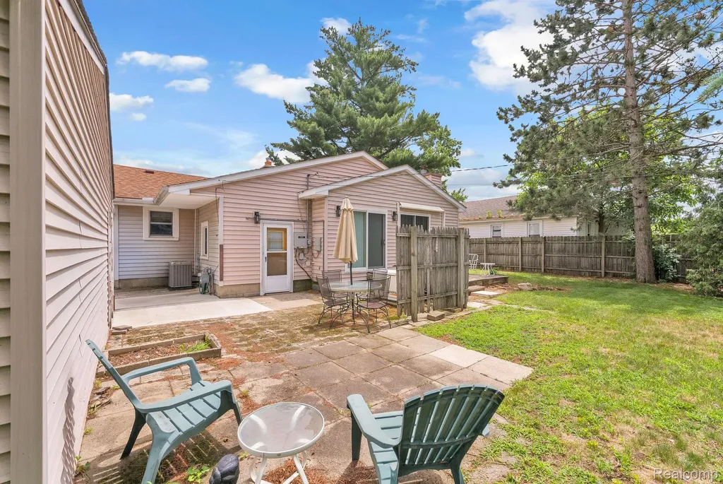 5693 Colonial Street Dearborn Heights City MI 48127