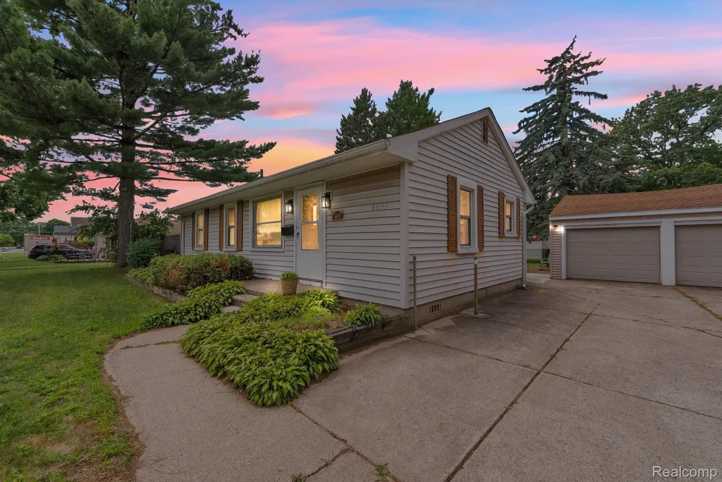 5693 Colonial Street Dearborn Heights City MI 48127