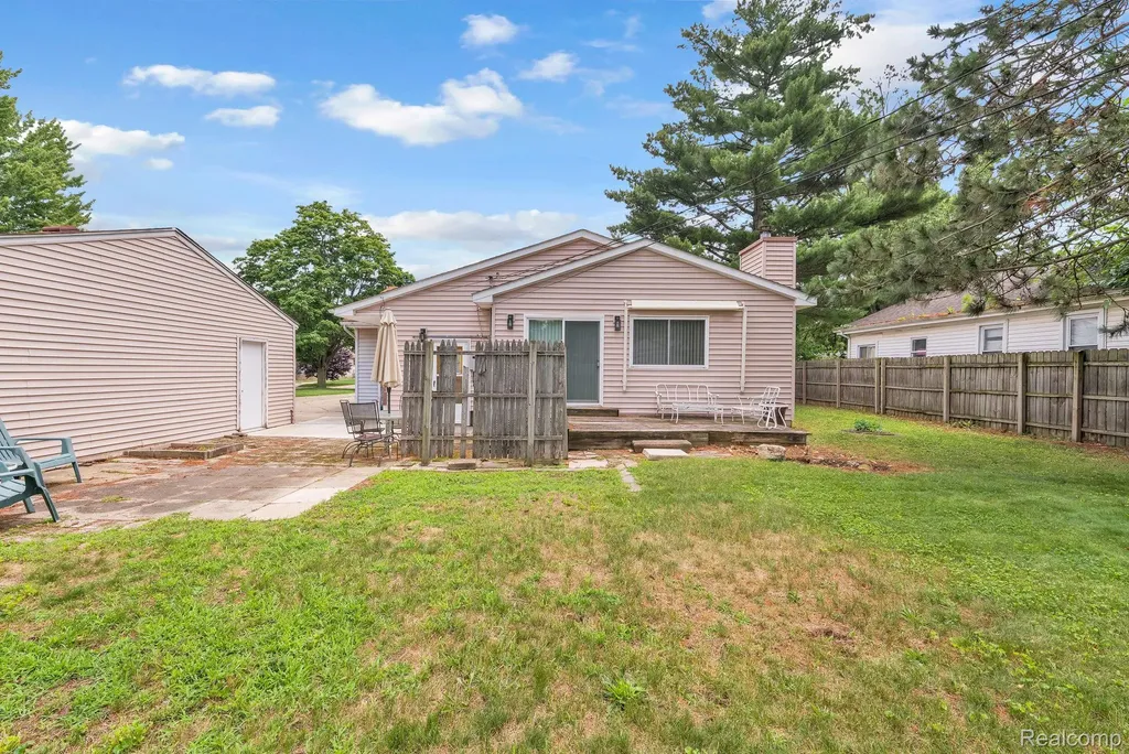 5693 Colonial Street Dearborn Heights City MI 48127