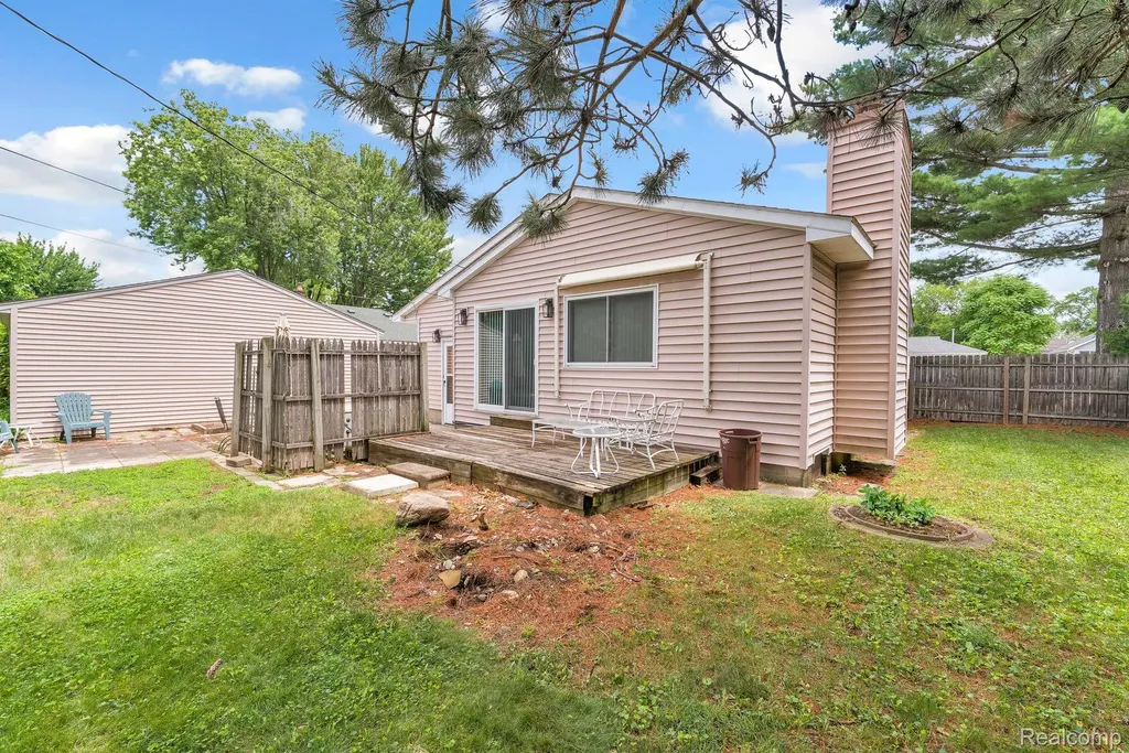 5693 Colonial Street Dearborn Heights City MI 48127