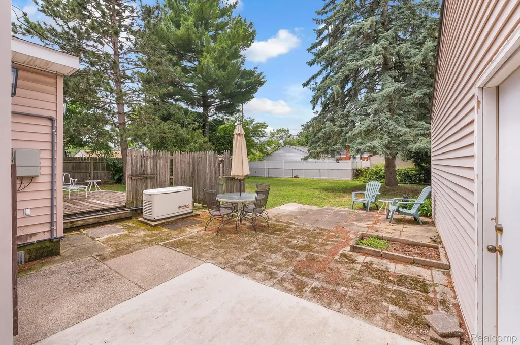 5693 Colonial Street Dearborn Heights City MI 48127