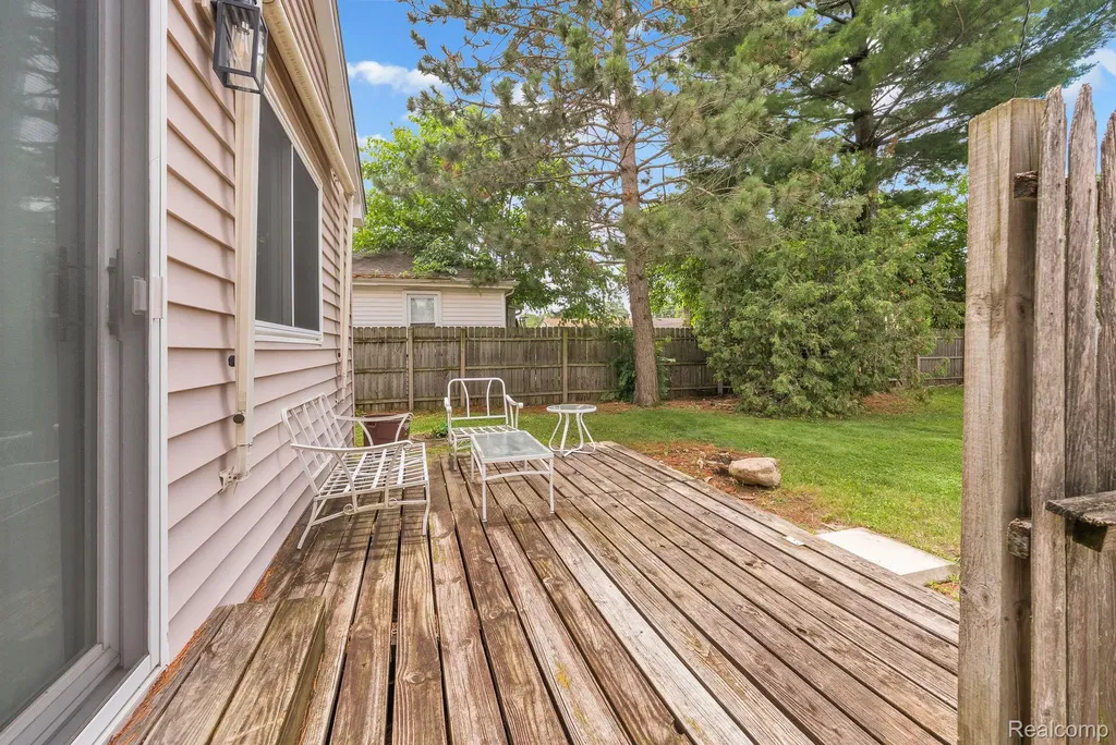 5693 Colonial Street Dearborn Heights City MI 48127
