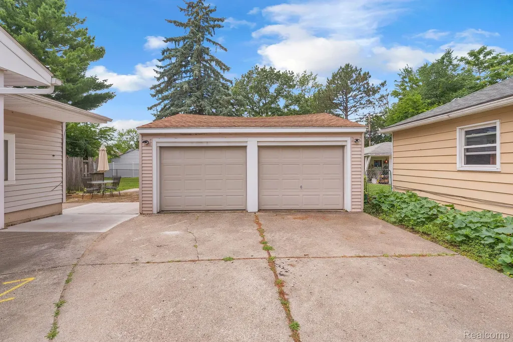 5693 Colonial Street Dearborn Heights City MI 48127