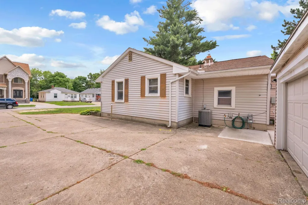 5693 Colonial Street Dearborn Heights City MI 48127