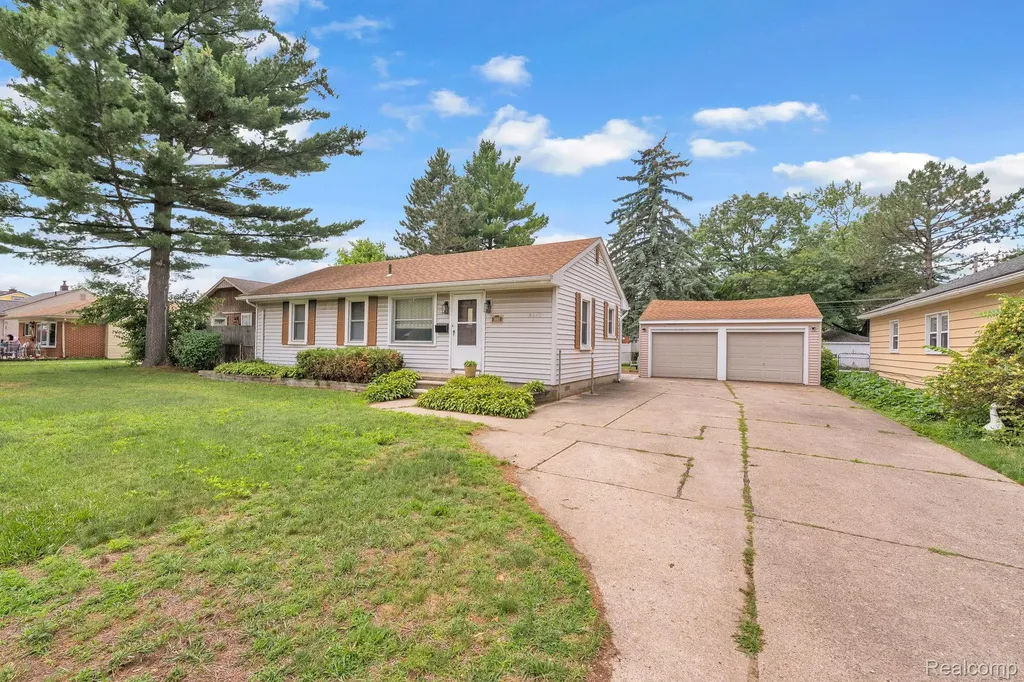 5693 Colonial Street Dearborn Heights City MI 48127