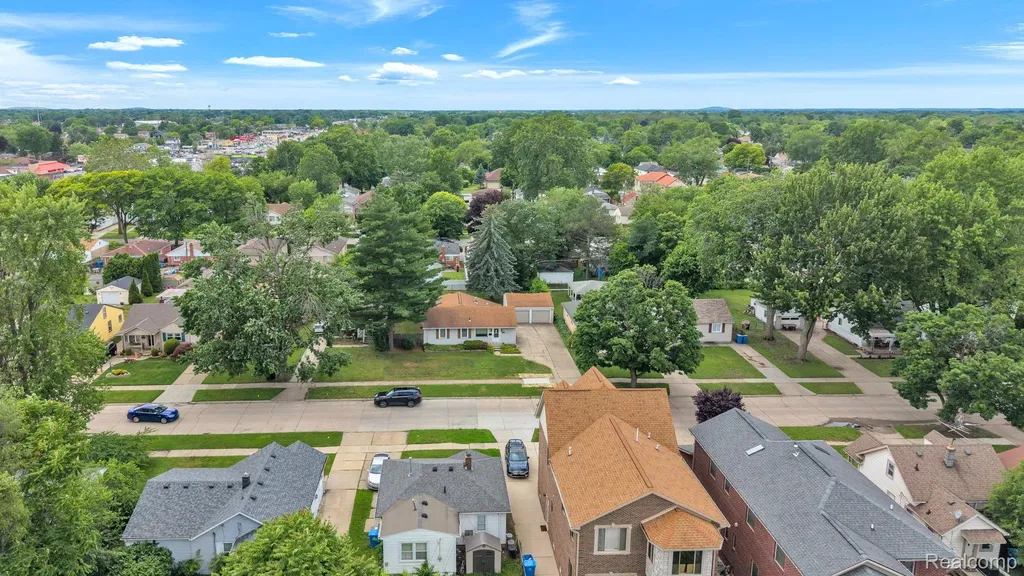 5693 Colonial Street Dearborn Heights City MI 48127