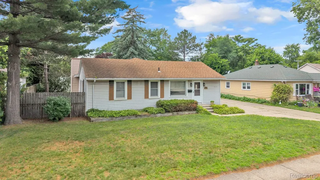 5693 Colonial Street Dearborn Heights City MI 48127