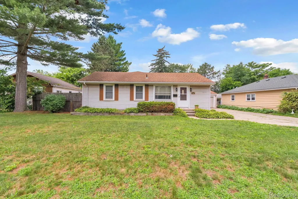 5693 Colonial Street Dearborn Heights City MI 48127