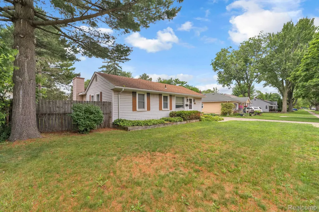 5693 Colonial Street Dearborn Heights City MI 48127