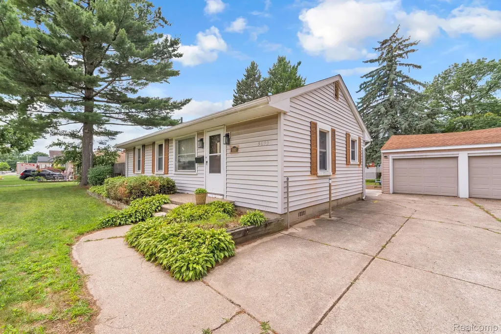 5693 Colonial Street Dearborn Heights City MI 48127