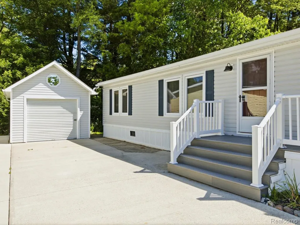 2545 Lakeshore Road Applegate Village MI 48401