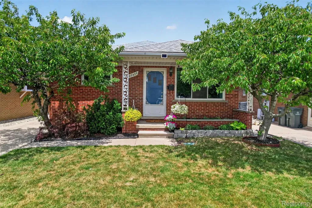 22435 Lange Street St. Clair Shores City MI 48080