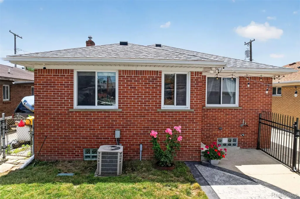 22435 Lange Street St. Clair Shores City MI 48080