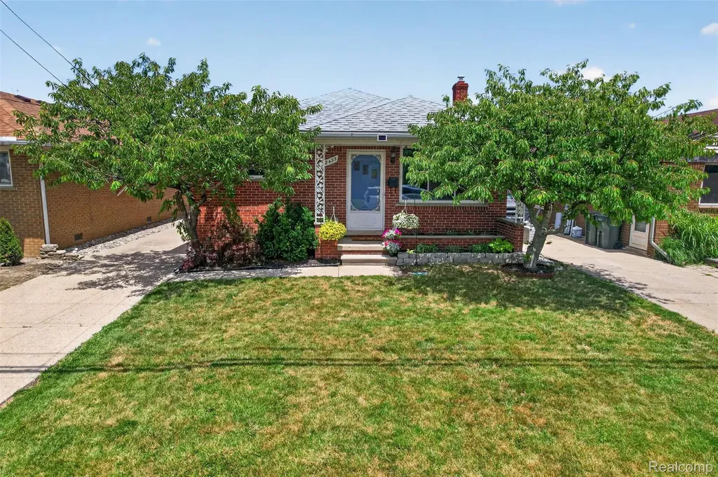 22435 Lange Street St. Clair Shores City MI 48080