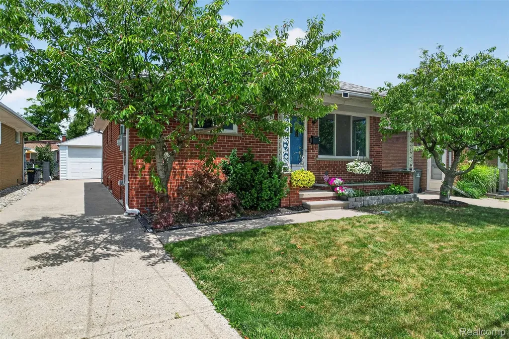 22435 Lange Street St. Clair Shores City MI 48080