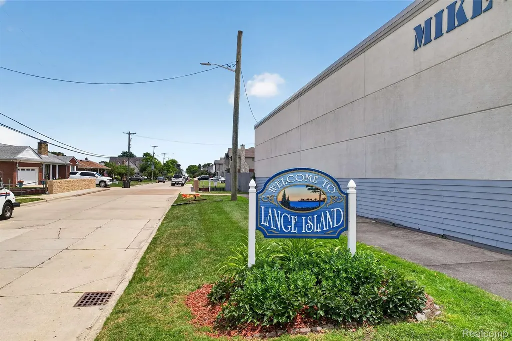 22435 Lange Street St. Clair Shores City MI 48080