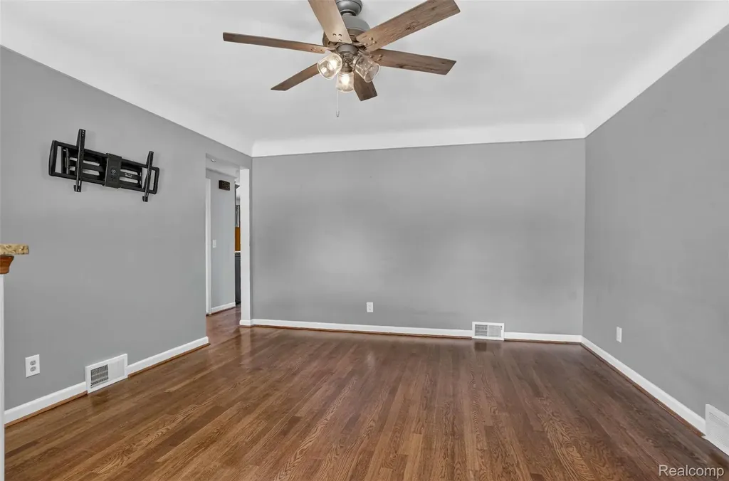 22435 Lange Street St. Clair Shores City MI 48080