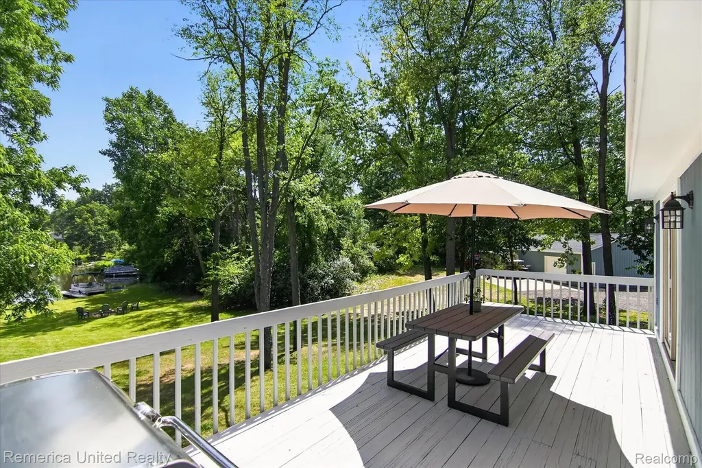 11521 Westshore Drive Putnam Township MI 48169
