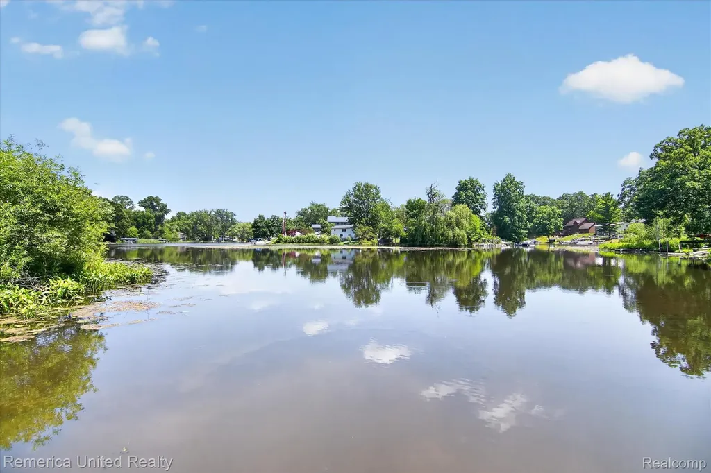 11521 Westshore Drive Putnam Township MI 48169