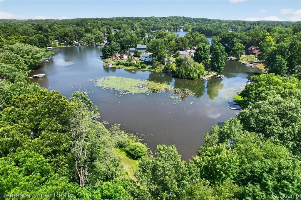 11521 Westshore Drive Putnam Township MI 48169