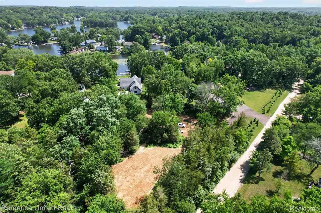 11521 Westshore Drive Putnam Township MI 48169