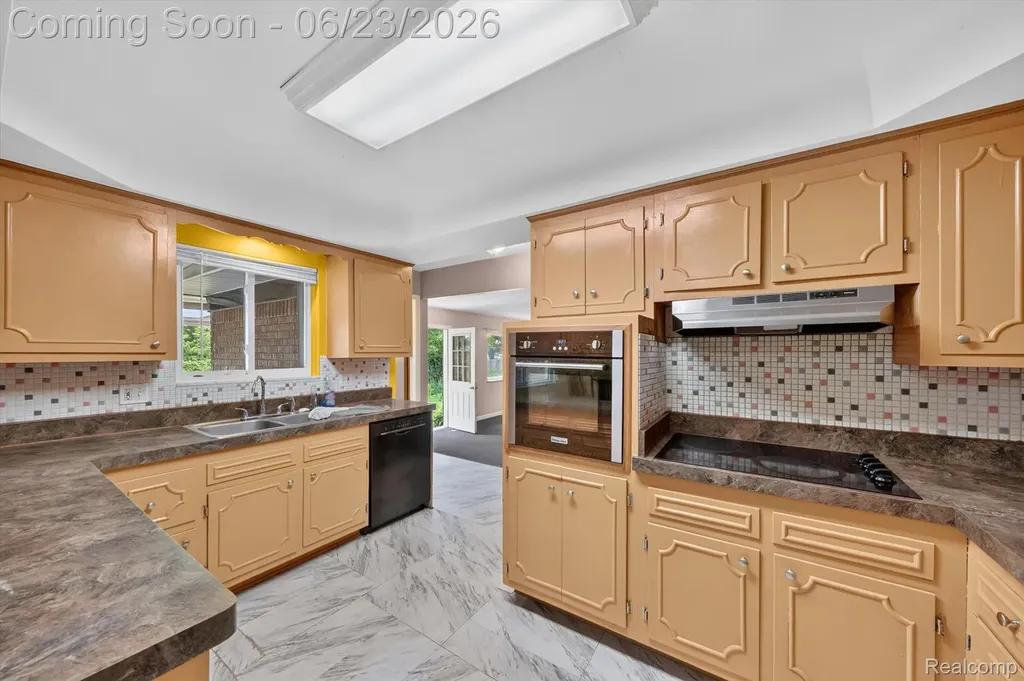 29101 Campbell Drive Warren City MI 48093