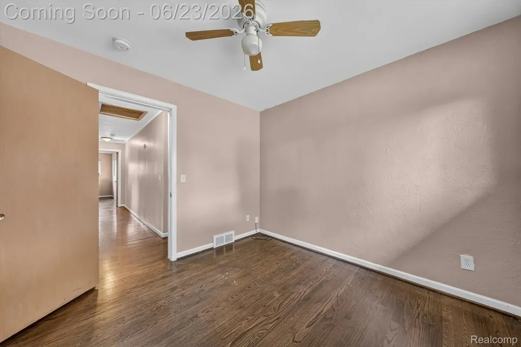29101 Campbell Drive Warren City MI 48093