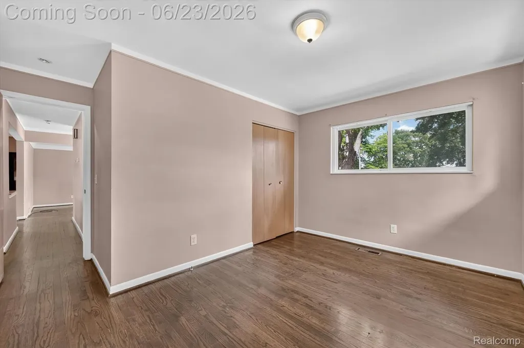 29101 Campbell Drive Warren City MI 48093