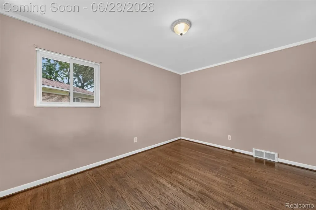 29101 Campbell Drive Warren City MI 48093