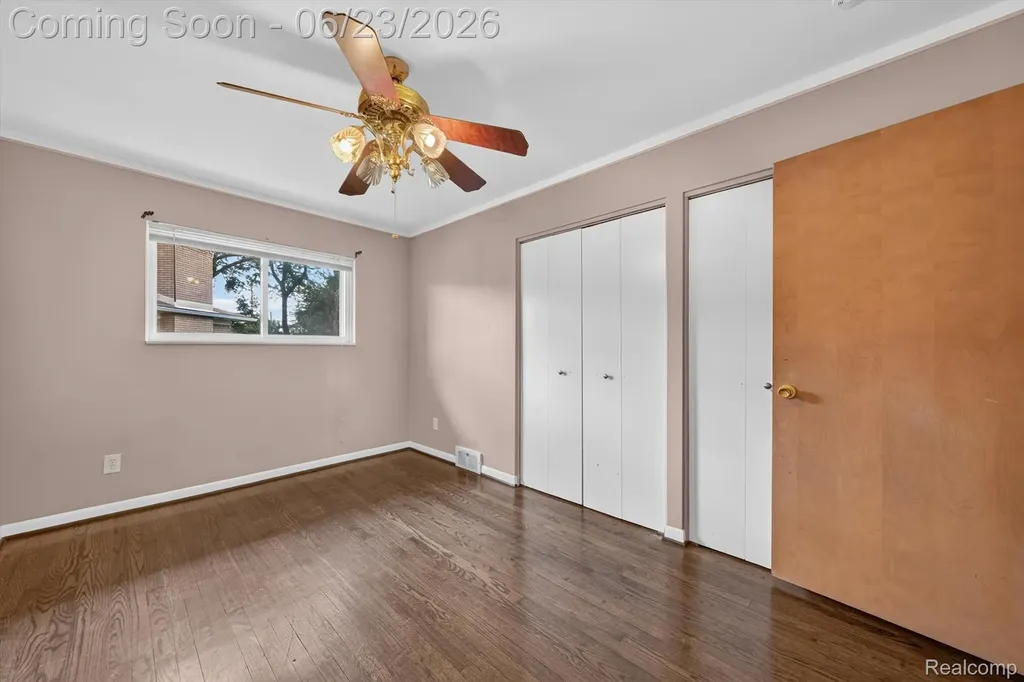 29101 Campbell Drive Warren City MI 48093