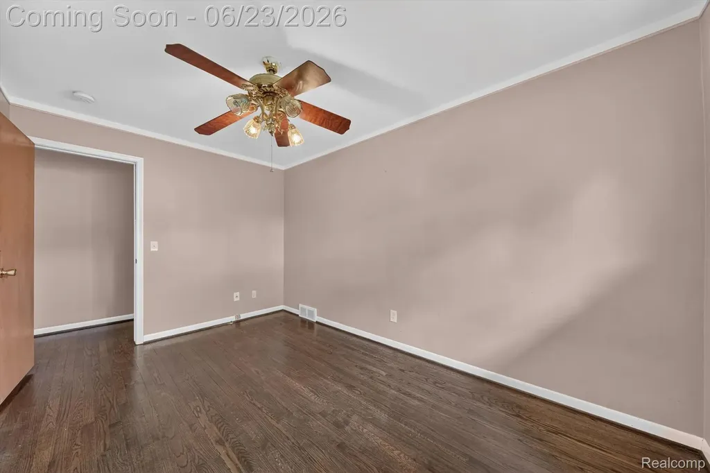 29101 Campbell Drive Warren City MI 48093