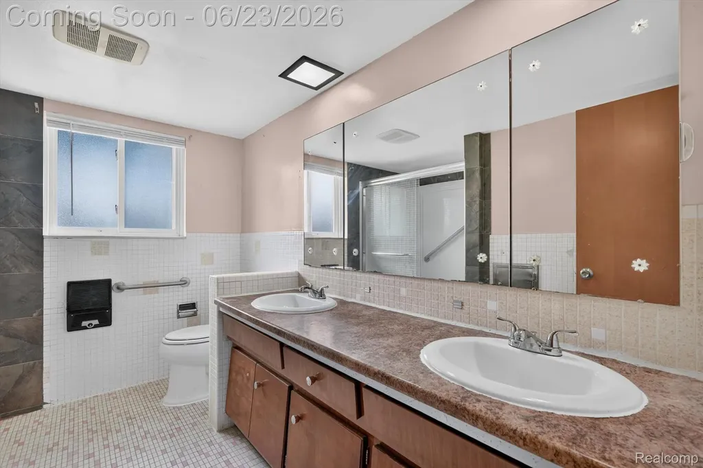 29101 Campbell Drive Warren City MI 48093