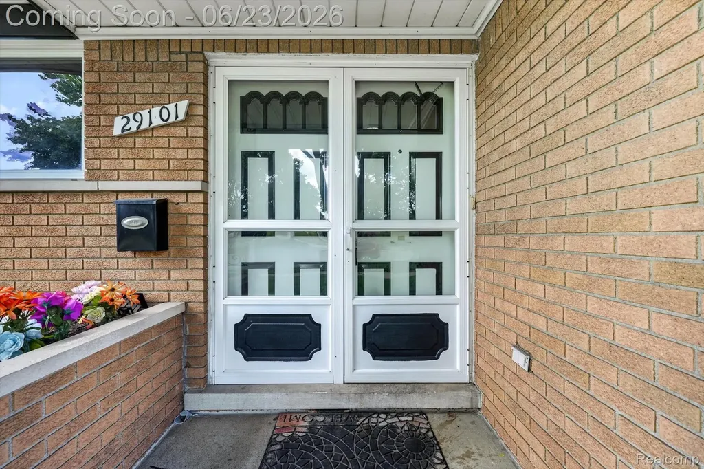 29101 Campbell Drive Warren City MI 48093