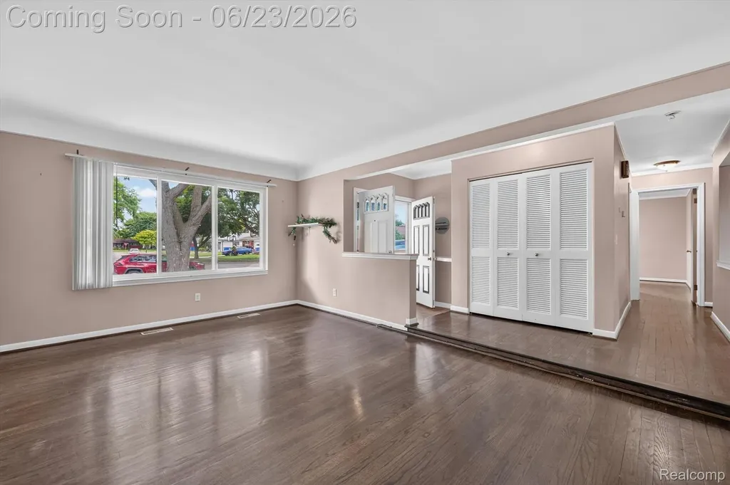 29101 Campbell Drive Warren City MI 48093