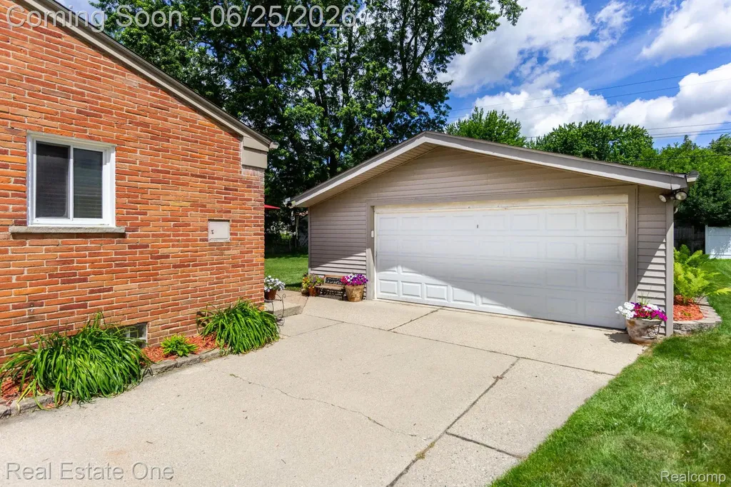 220 Winry Drive Rochester Hills City MI 48307
