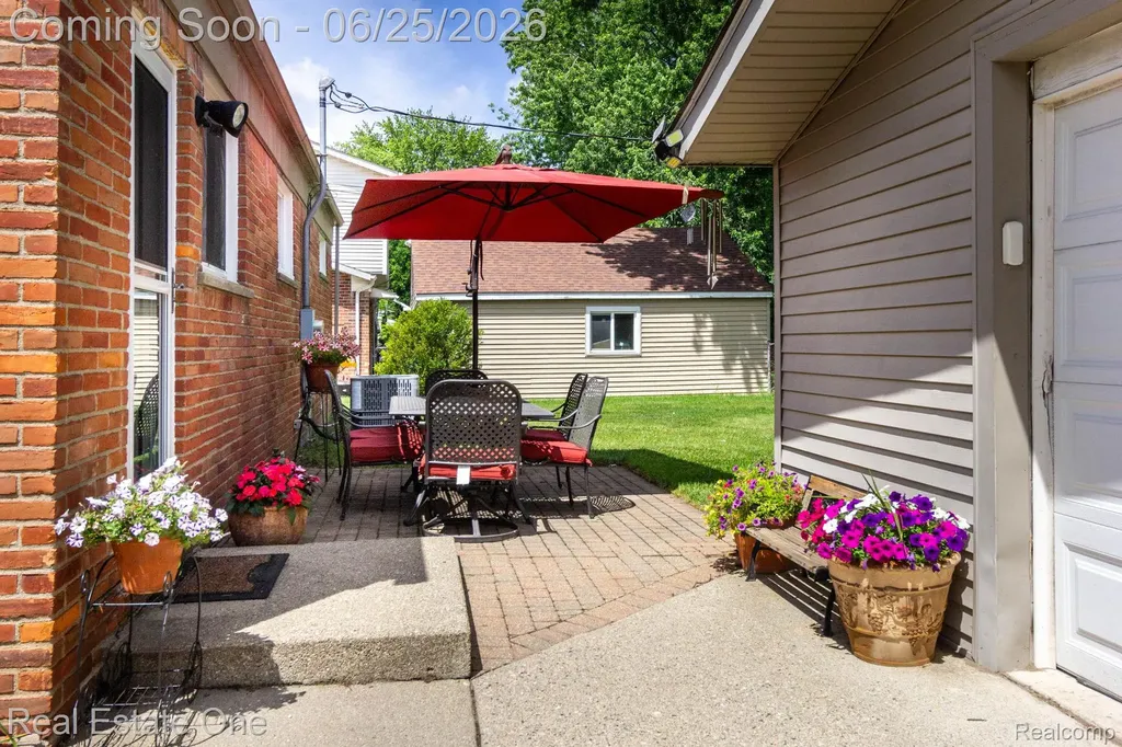 220 Winry Drive Rochester Hills City MI 48307