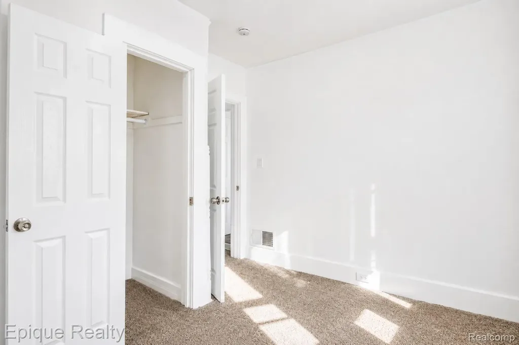 64 Glendale Street Highland Park City MI 48203