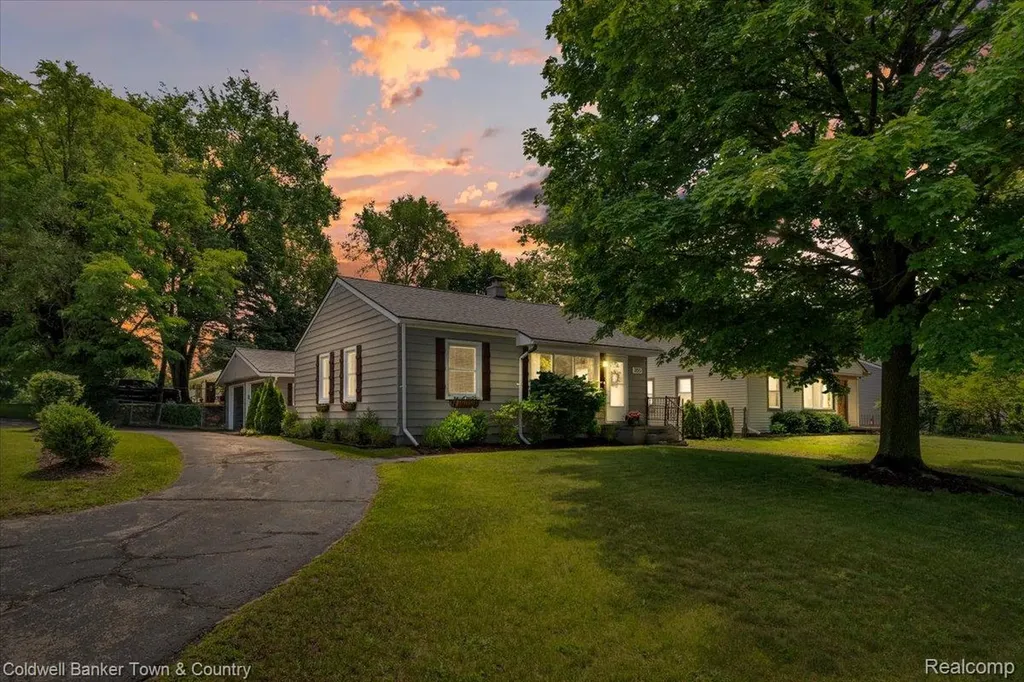 355 Rivard Boulevard Waterford Charter Township MI 48327