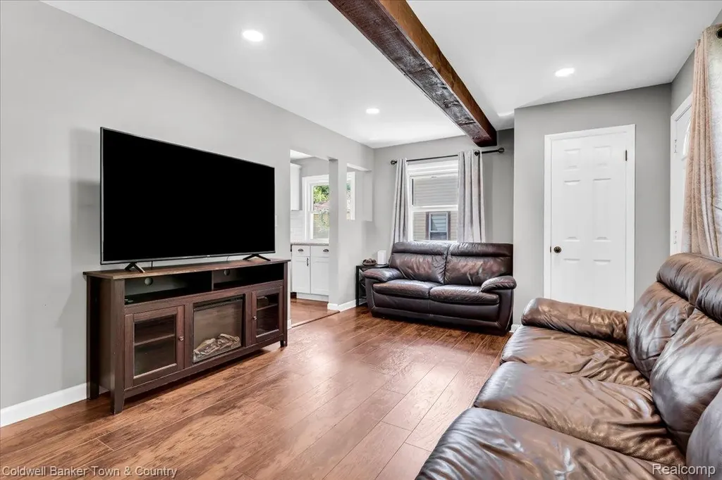 355 Rivard Boulevard Waterford Charter Township MI 48327
