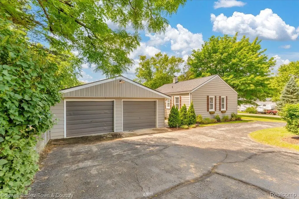 355 Rivard Boulevard Waterford Charter Township MI 48327