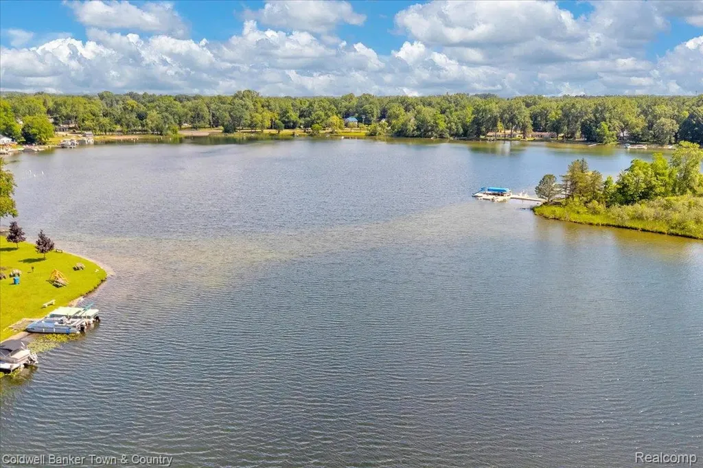 355 Rivard Boulevard Waterford Charter Township MI 48327
