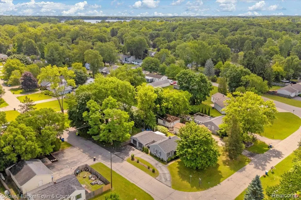 355 Rivard Boulevard Waterford Charter Township MI 48327