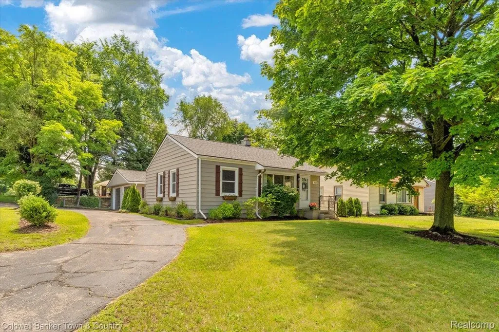 355 Rivard Boulevard Waterford Charter Township MI 48327