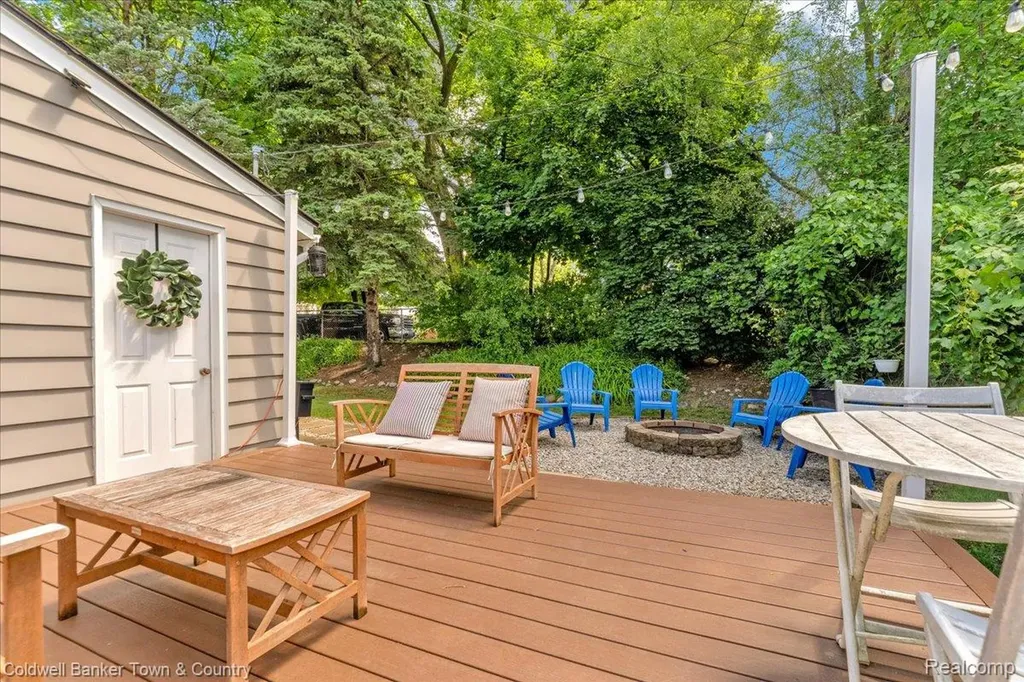 355 Rivard Boulevard Waterford Charter Township MI 48327