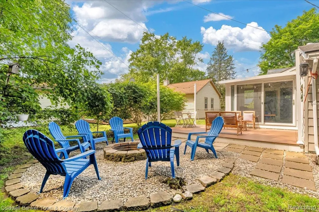 355 Rivard Boulevard Waterford Charter Township MI 48327